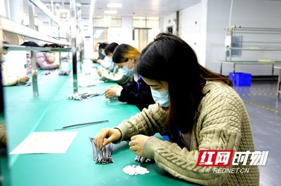 陈晓龙到湘西经开区新开工企业现场办公